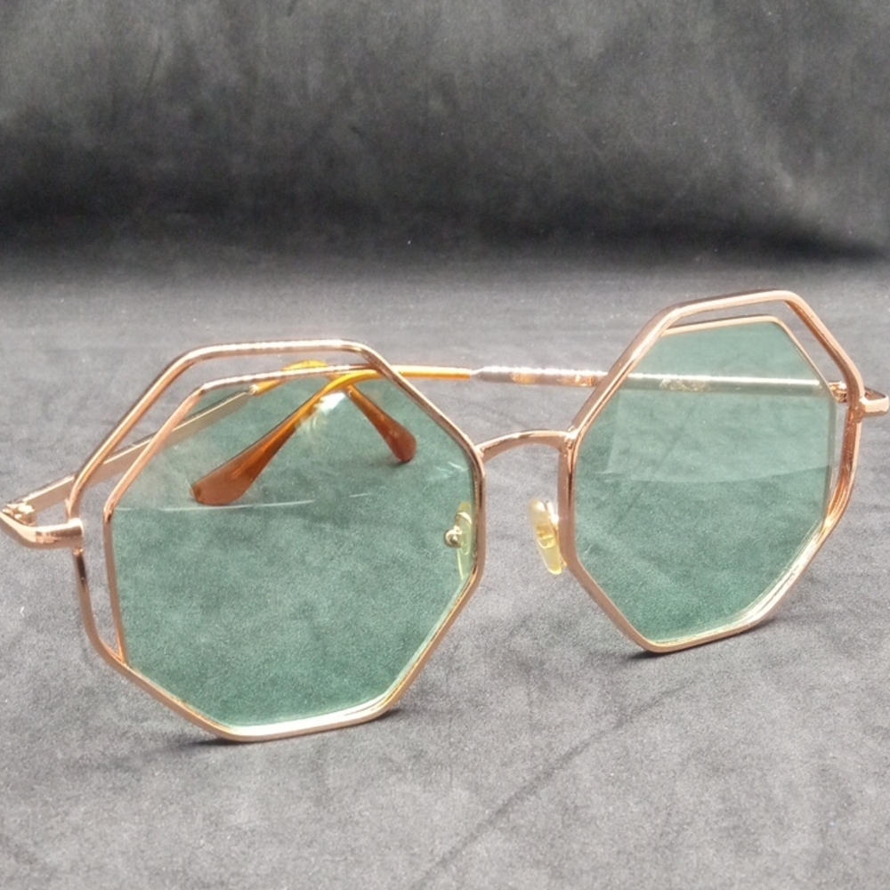 Geometric Frame Gold Tone Sunglasses With A Retro Look